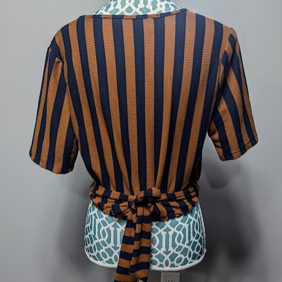 Brown and Blue Short Sleeve V Neck Top with Back Tie Size Medium - Picture 3 of 6
